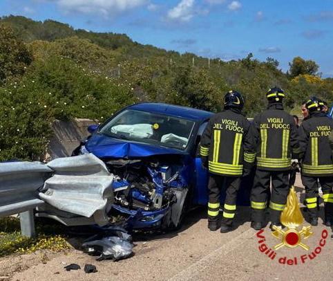 Con Lauto Si Schianta Sul Guard Rail Della Panoramica Olbia Golfo